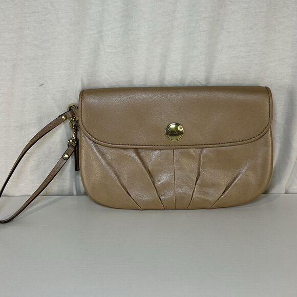 VTG COACH pleated brown leather Wristlet Clutch w/Logo Tap magnetic snap button - Picture 1 of 10